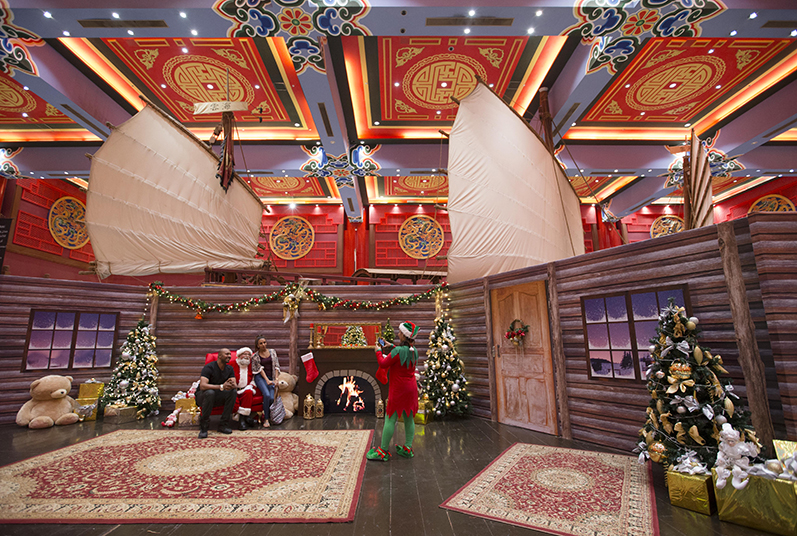 christmas decoration at ibn battuta mall